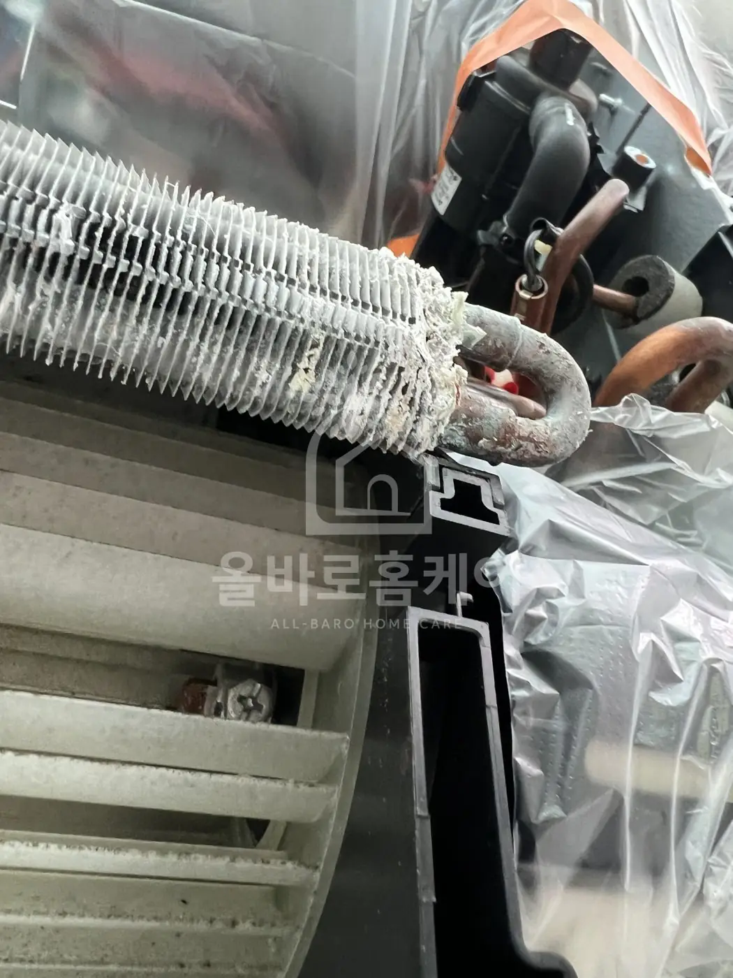 세제 결정과 부식이 진행된 동관 이음부